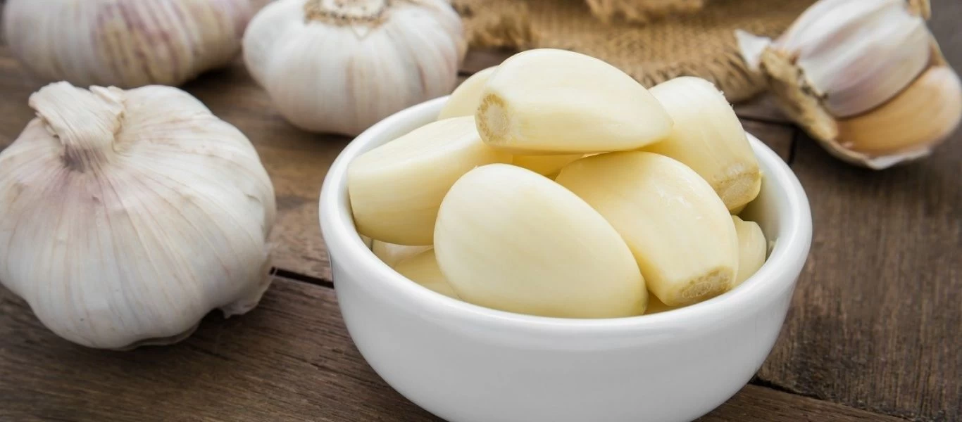 Αυτός είναι ο πιο αποτελεσματικός τρόπος για να καθαρίσετε το σκόρδο βήμα-βήμα